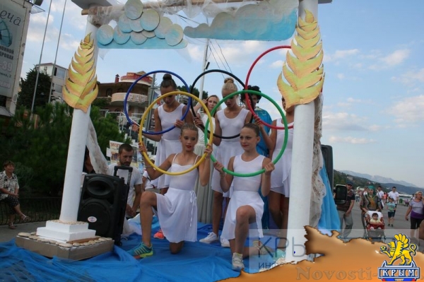 Боги Олимпа поздравили спортсменов Алушты с Днем физкультурника (ФОТО) - «Культура Крыма»