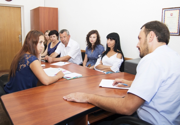 Председатель Госкомрегистра представил коллективу Керченского городского управления нового заведующего Татьяну Романову - «Госкомрегистр»