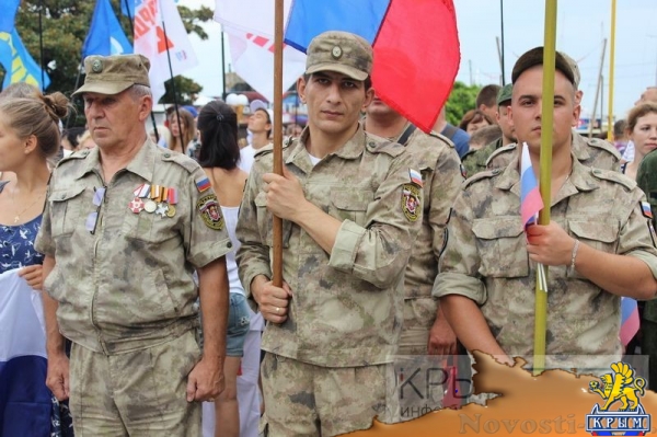 Ялтинцы отметили День флага России шествием по городской набережной с 20-метровым триколором (ФОТО) - «Общество Крыма»