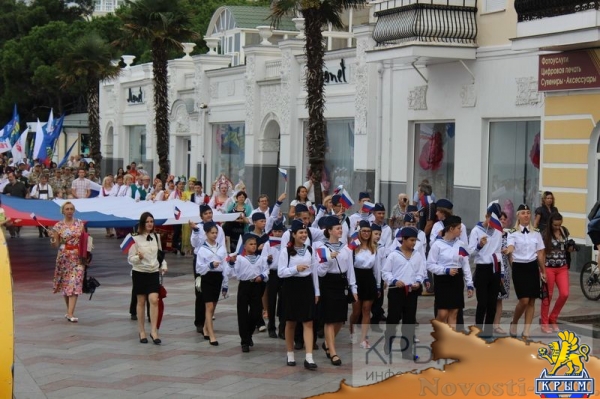 Ялтинцы отметили День флага России шествием по городской набережной с 20-метровым триколором (ФОТО) - «Общество Крыма»