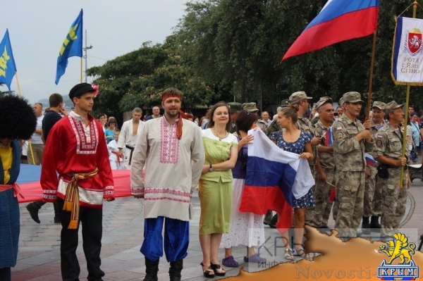 Ялтинцы отметили День флага России шествием по городской набережной с 20-метровым триколором (ФОТО) - «Общество Крыма»