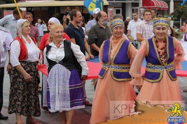 Ялтинцы отметили День флага России шествием по городской набережной с 20-метровым триколором (ФОТО) - «Общество Крыма»