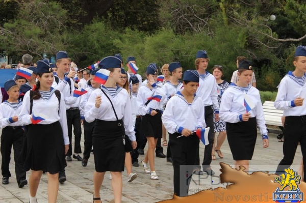 Ялтинцы отметили День флага России шествием по городской набережной с 20-метровым триколором (ФОТО) - «Общество Крыма»