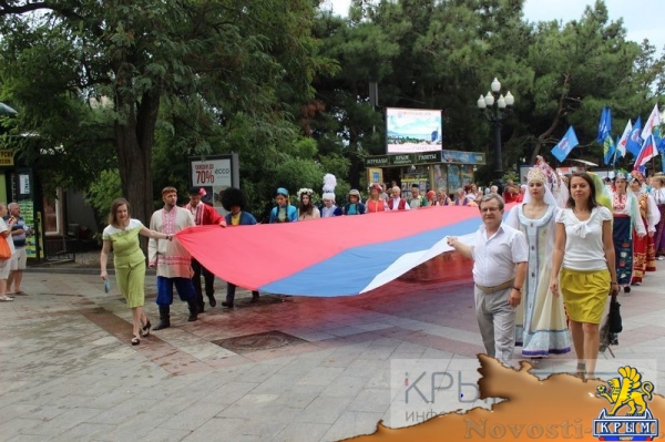 Ялтинцы отметили День флага России шествием по городской набережной с 20-метровым триколором (ФОТО) - «Общество Крыма»