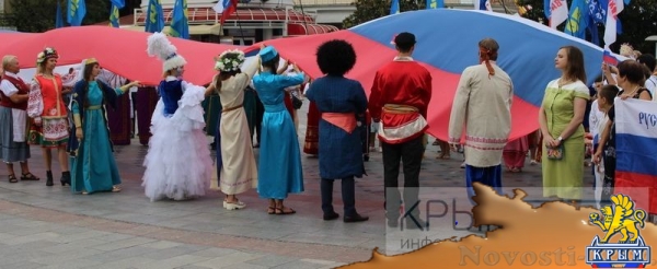 Ялтинцы отметили День флага России шествием по городской набережной с 20-метровым триколором (ФОТО) - «Общество Крыма»