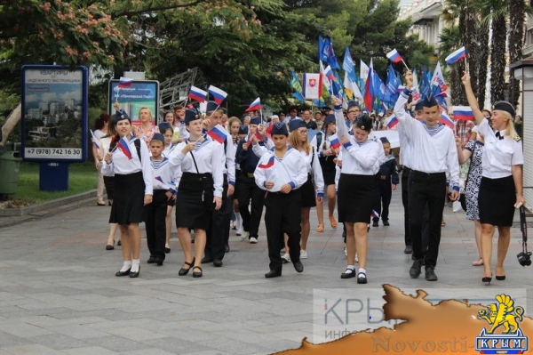 Ялтинцы отметили День флага России шествием по городской набережной с 20-метровым триколором (ФОТО) - «Общество Крыма»