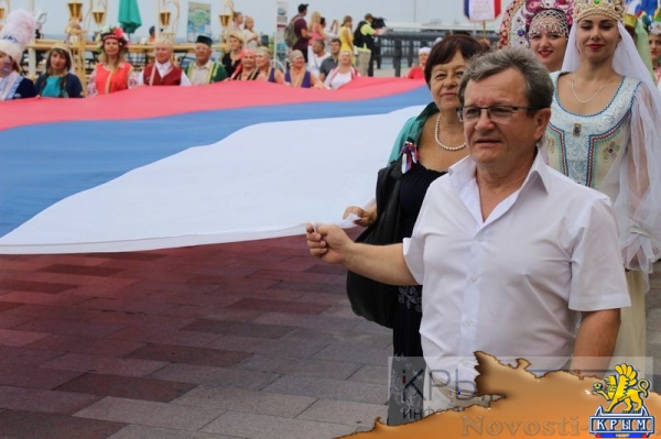 Ялтинцы отметили День флага России шествием по городской набережной с 20-метровым триколором (ФОТО) - «Общество Крыма»