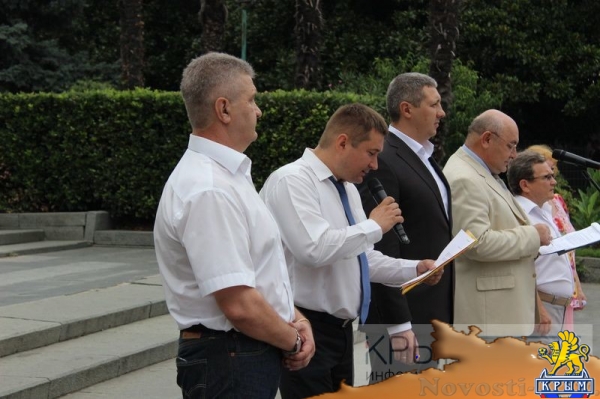 Ялтинцы отметили День флага России шествием по городской набережной с 20-метровым триколором (ФОТО) - «Общество Крыма»