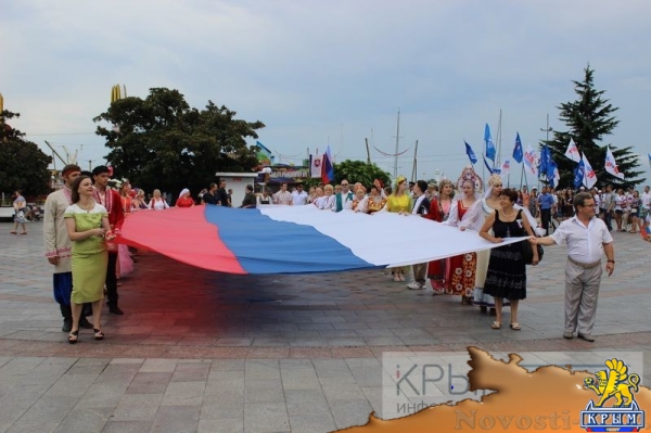 Ялтинцы отметили День флага России шествием по городской набережной с 20-метровым триколором (ФОТО) - «Общество Крыма»