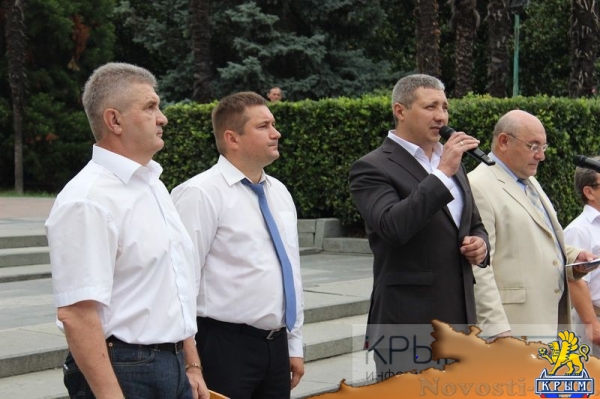 Ялтинцы отметили День флага России шествием по городской набережной с 20-метровым триколором (ФОТО) - «Общество Крыма»