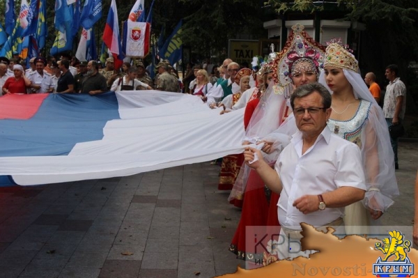 Ялтинцы отметили День флага России шествием по городской набережной с 20-метровым триколором (ФОТО) - «Общество Крыма»
