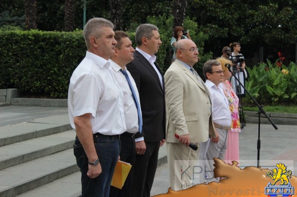 Ялтинцы отметили День флага России шествием по городской набережной с 20-метровым триколором (ФОТО) - «Общество Крыма»