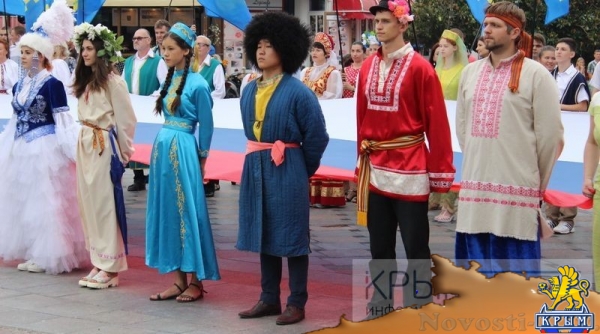 Ялтинцы отметили День флага России шествием по городской набережной с 20-метровым триколором (ФОТО) - «Общество Крыма»