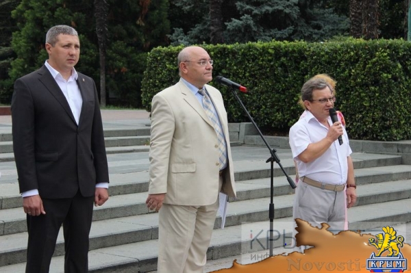 Ялтинцы отметили День флага России шествием по городской набережной с 20-метровым триколором (ФОТО) - «Общество Крыма»