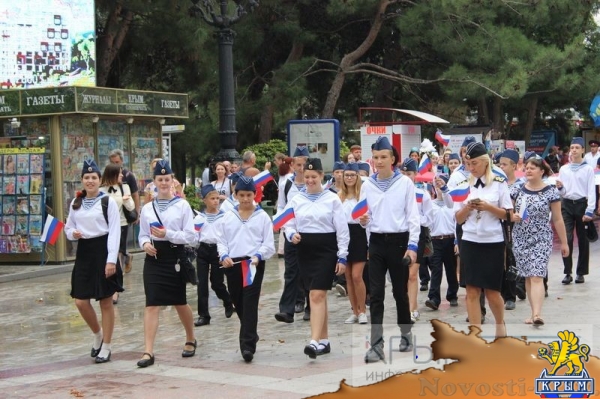 Ялтинцы отметили День флага России шествием по городской набережной с 20-метровым триколором (ФОТО) - «Общество Крыма»