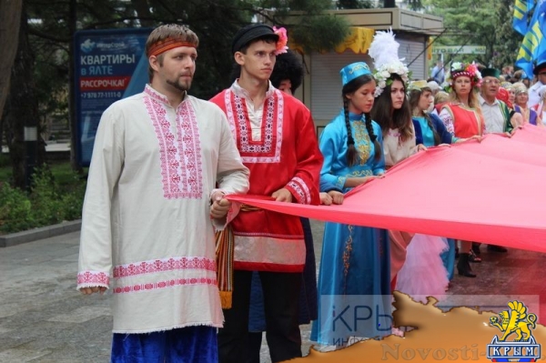 Ялтинцы отметили День флага России шествием по городской набережной с 20-метровым триколором (ФОТО) - «Общество Крыма»