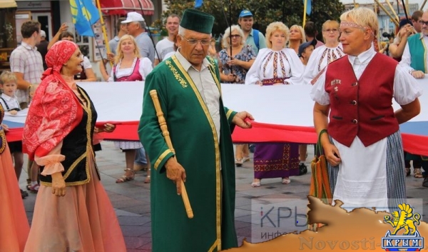 Ялтинцы отметили День флага России шествием по городской набережной с 20-метровым триколором (ФОТО) - «Общество Крыма»