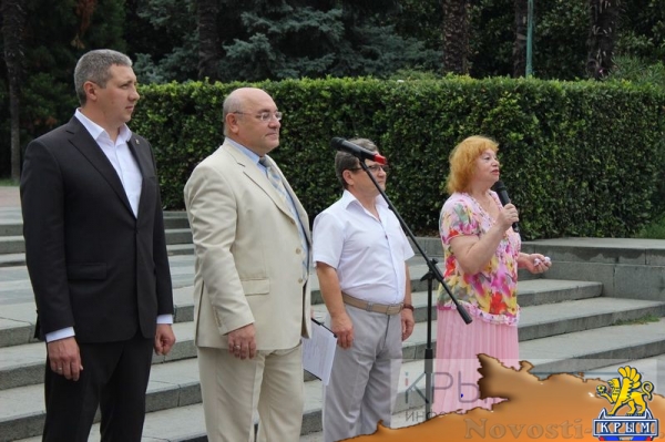 Ялтинцы отметили День флага России шествием по городской набережной с 20-метровым триколором (ФОТО) - «Общество Крыма»