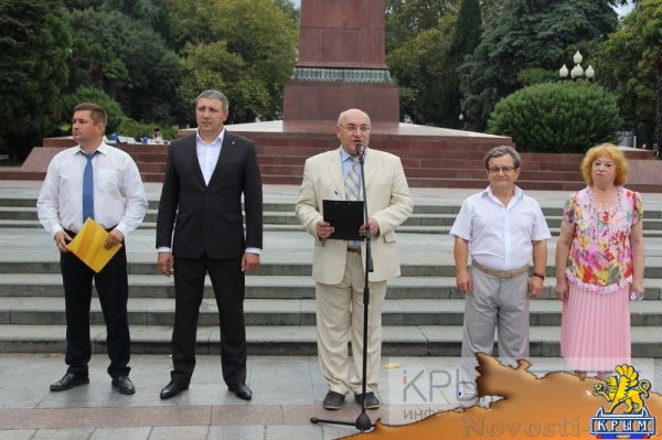 Ялтинцы отметили День флага России шествием по городской набережной с 20-метровым триколором (ФОТО) - «Общество Крыма»