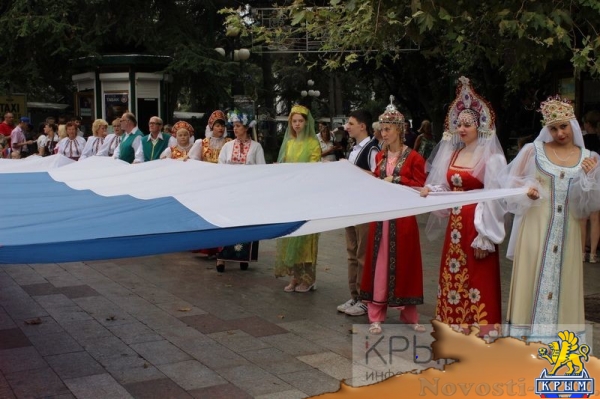 Ялтинцы отметили День флага России шествием по городской набережной с 20-метровым триколором (ФОТО) - «Общество Крыма»