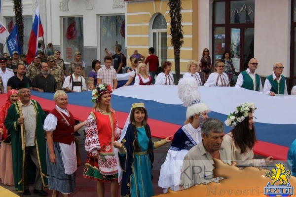 Ялтинцы отметили День флага России шествием по городской набережной с 20-метровым триколором (ФОТО) - «Общество Крыма»
