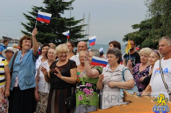 Ялтинцы отметили День флага России шествием по городской набережной с 20-метровым триколором (ФОТО) - «Общество Крыма»