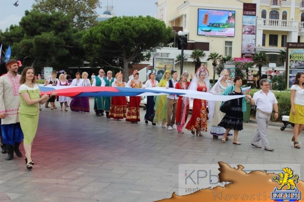 Ялтинцы отметили День флага России шествием по городской набережной с 20-метровым триколором (ФОТО) - «Общество Крыма»