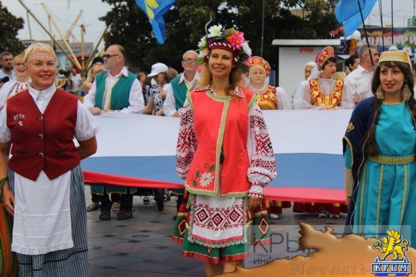 Ялтинцы отметили День флага России шествием по городской набережной с 20-метровым триколором (ФОТО) - «Общество Крыма»