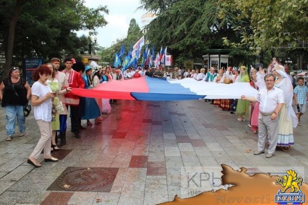 Ялтинцы отметили День флага России шествием по городской набережной с 20-метровым триколором (ФОТО) - «Общество Крыма»