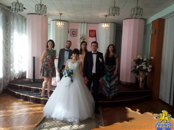 Шары и ленты-триколоры украсили бракосочетания в Керчи - «Керчь»