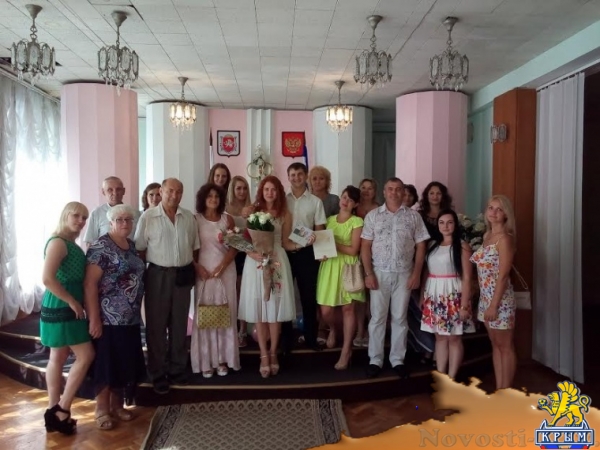 Шары и ленты-триколоры украсили бракосочетания в Керчи - «Керчь»