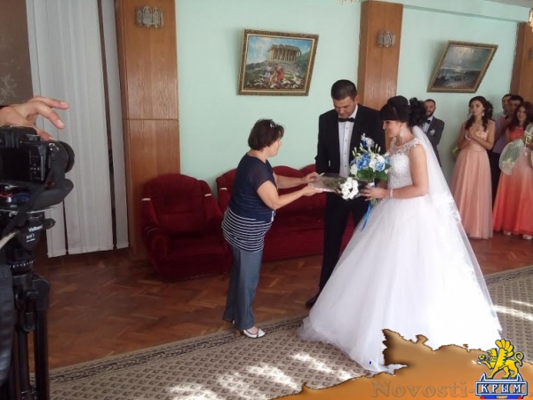 Шары и ленты-триколоры украсили бракосочетания в Керчи - «Керчь»