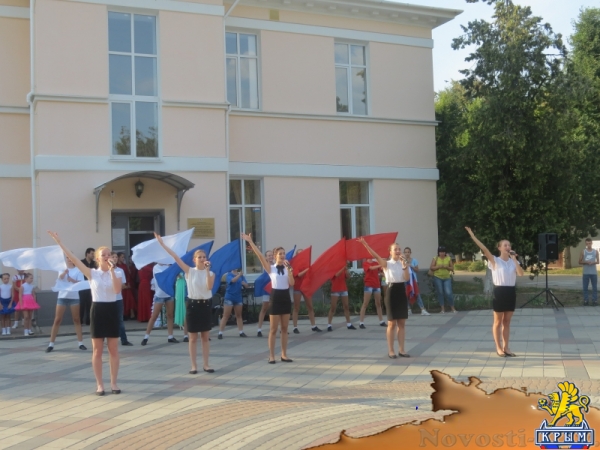 В День Государственного флага Российской Федерации в центре Симферополя прошли праздничные концерты (ФОТО) - «Общество Крыма»