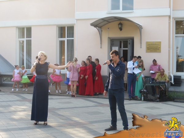 В День Государственного флага Российской Федерации в центре Симферополя прошли праздничные концерты (ФОТО) - «Общество Крыма»