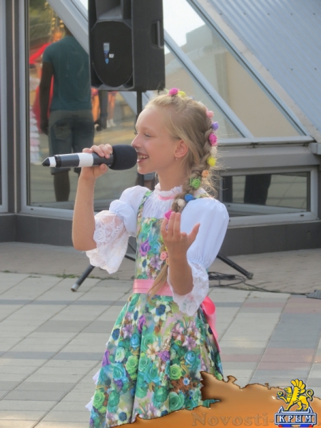 В День Государственного флага Российской Федерации в центре Симферополя прошли праздничные концерты (ФОТО) - «Общество Крыма»