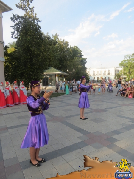 В День Государственного флага Российской Федерации в центре Симферополя прошли праздничные концерты (ФОТО) - «Общество Крыма»