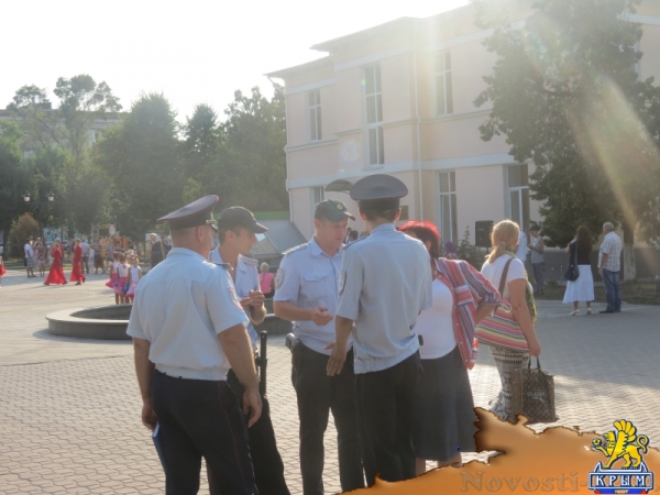 В День Государственного флага Российской Федерации в центре Симферополя прошли праздничные концерты (ФОТО) - «Общество Крыма»