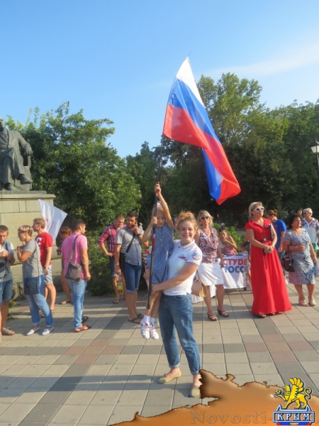 В День Государственного флага Российской Федерации в центре Симферополя прошли праздничные концерты (ФОТО) - «Общество Крыма»