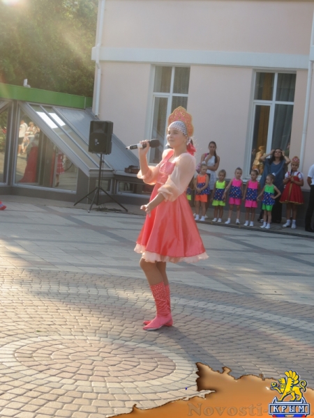 В День Государственного флага Российской Федерации в центре Симферополя прошли праздничные концерты (ФОТО) - «Общество Крыма»