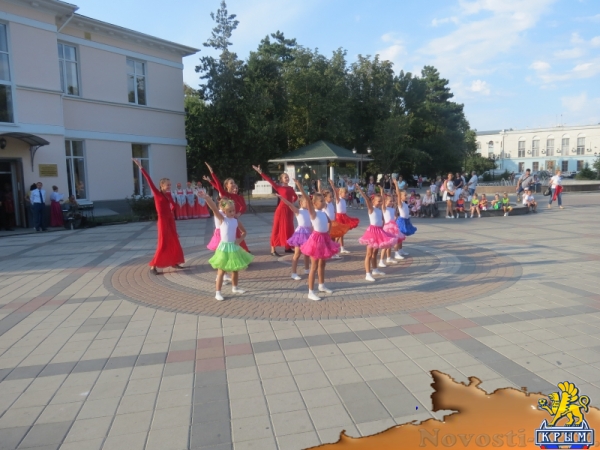 В День Государственного флага Российской Федерации в центре Симферополя прошли праздничные концерты (ФОТО) - «Общество Крыма»