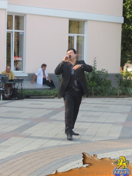 В День Государственного флага Российской Федерации в центре Симферополя прошли праздничные концерты (ФОТО) - «Общество Крыма»