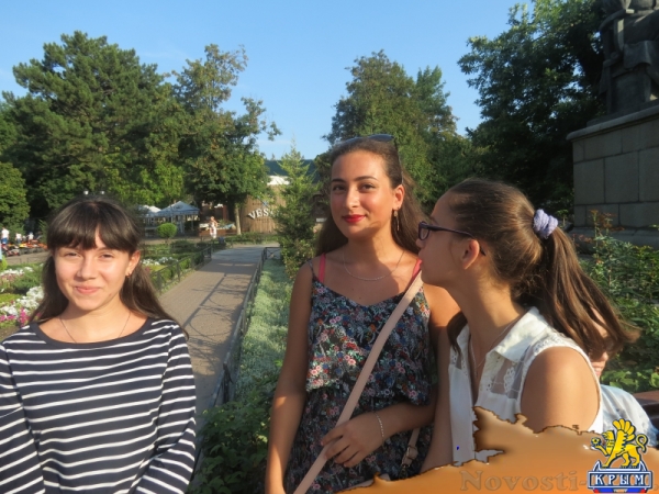 В День Государственного флага Российской Федерации в центре Симферополя прошли праздничные концерты (ФОТО) - «Общество Крыма»