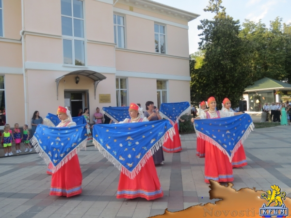 В День Государственного флага Российской Федерации в центре Симферополя прошли праздничные концерты (ФОТО) - «Общество Крыма»