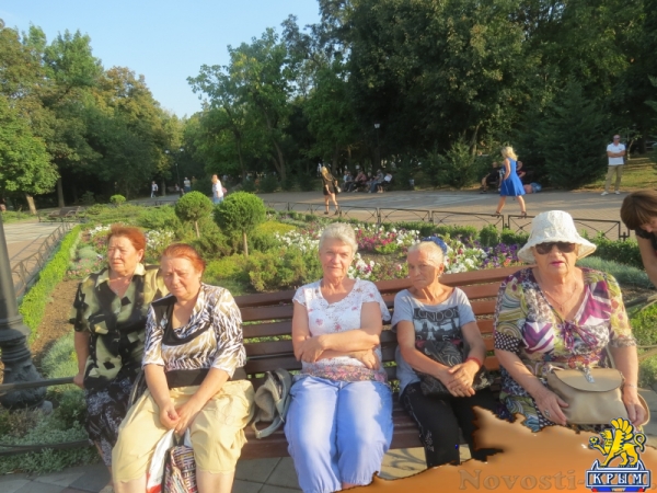 В День Государственного флага Российской Федерации в центре Симферополя прошли праздничные концерты (ФОТО) - «Общество Крыма»