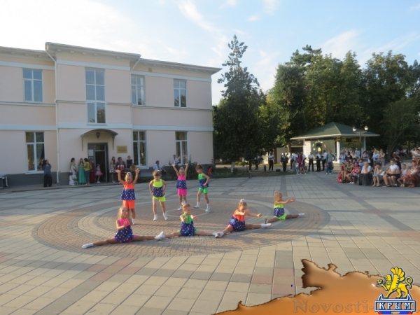 В День Государственного флага Российской Федерации в центре Симферополя прошли праздничные концерты (ФОТО) - «Общество Крыма»