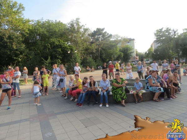 В День Государственного флага Российской Федерации в центре Симферополя прошли праздничные концерты (ФОТО) - «Общество Крыма»