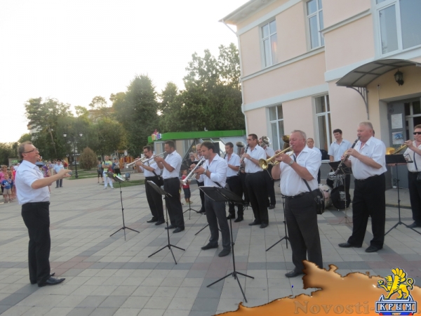 В День Государственного флага Российской Федерации в центре Симферополя прошли праздничные концерты (ФОТО) - «Общество Крыма»