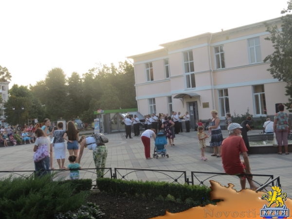 В День Государственного флага Российской Федерации в центре Симферополя прошли праздничные концерты (ФОТО) - «Общество Крыма»