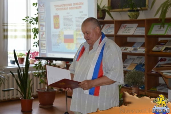 В честь Дня Государственного флага России в центральной библиотеке Симферополя прошел литературный вечер с премьерой новых авторских песен крымского барда Владимира Грачева (ФОТО) - «Общество Крыма»