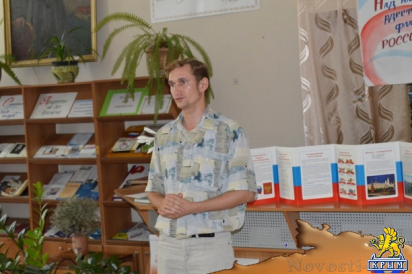 В честь Дня Государственного флага России в центральной библиотеке Симферополя прошел литературный вечер с премьерой новых авторских песен крымского барда Владимира Грачева (ФОТО) - «Общество Крыма»